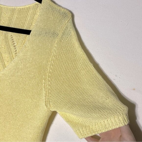 Women’s Butter Yellow Lightweight Acrylic Knit Short Sleeve V Neck Sweater M - Picture 7 of 12